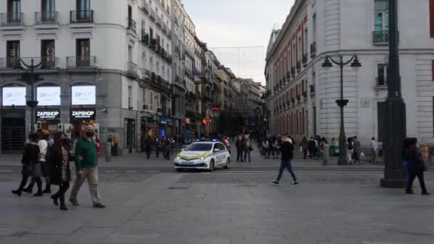 Überfüllte Fußgängerzone in Madrid, Spanien — Stockvideo