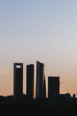 Madrid, İspanya 'da Cuatro Torres' in günbatımı finans bölgesi silueti