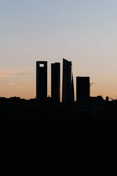 Západ slunce finanční čtvrti Cuatro Torres věže silueta v Madridu, Španělsko — Stock fotografie