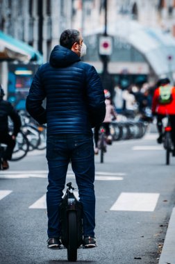 Madrid, İspanya - 15 Kasım 2020: İnsan Madrid, İspanya 'da elektrikli tek tekerlekli bisiklete biniyor. Elektrikli araç, sürdürülebilir hareket kabiliyeti. Şehir taşımacılığı konsepti. Bokeh seçici odak