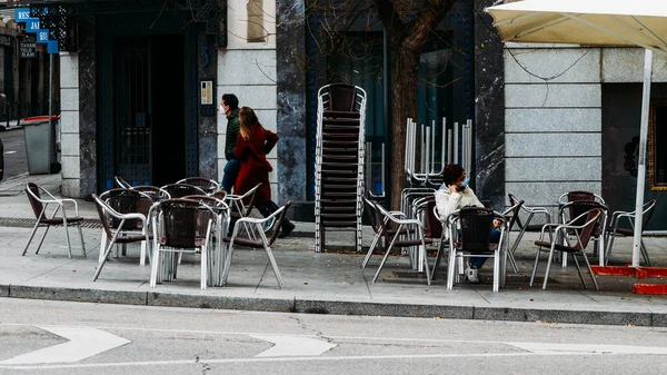 Madrid España Noviembre 2020 Mujer Sienta Sola Sillas Mesas Vacías — Foto de Stock