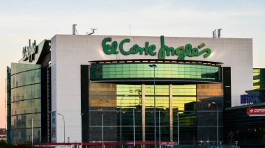 Madrid, İspanya - 21 Kasım 2020: Sanchinarro, Madrid, İspanya 'da El Corte Ingles departmanı durağı