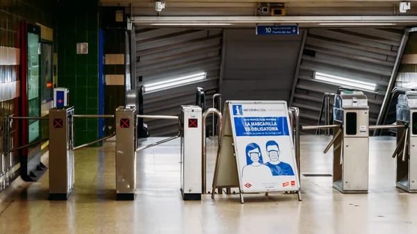 출퇴근자들에게 경고를 해 주는 표지판이 있는 빈 마드리드 역의 출입은 마스크를 의무적으로 사용 해야 한다 — 스톡 사진