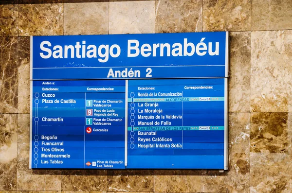 스페인 마드리드의 산티아고 베르나 뷔 지하철역에 있는 메트로 간판 — 스톡 사진