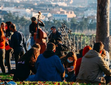 İnsanlar sosyalleşiyor ve rahatlıyor. Hayır, Madrid, İspanya 'daki Park del Oeste Parkı' nda çimenler yok.