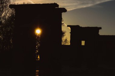 Madrid, İspanya 'daki Debod Tapınağının dikey görüntüsü