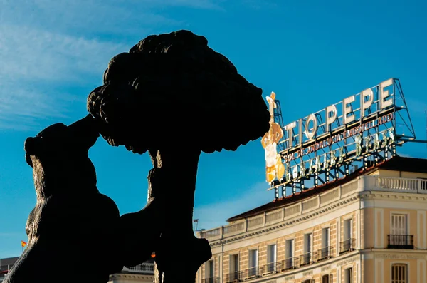 Symbol Madridu - socha medvěda a jahodníku, Puerta del Sol, Španělsko — Stock fotografie