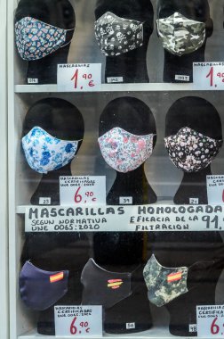 Covid-19 salgını sırasında satışa sunulan şık yüz maskeleri