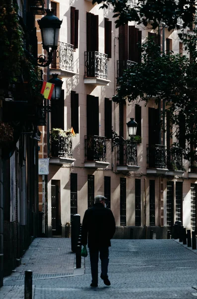 Madrid 'in Lavapies semtinde küçük bir arka sokak. Kimliği belirsiz adam.