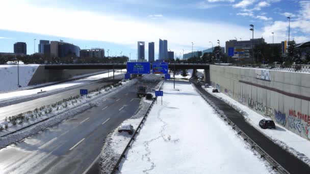 Efter en tung snöstorm stod bilen på tom motorvägstrafik på motorväg A1 i Las Tablas, Madrid, Spanien — Stockvideo