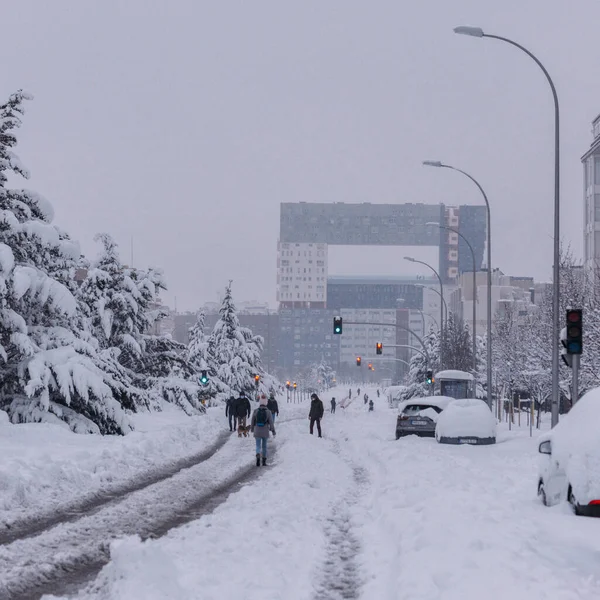 La gente camina por la avenida en el barrio de Sanchinarro en el norte de Marid, España durante la tormenta de nieve Filomena — Foto de Stock