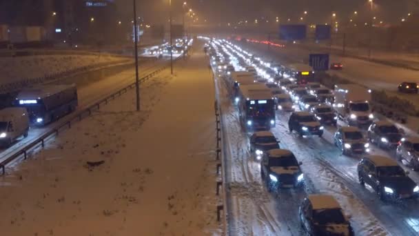 Trafikstockning på motorväg A1 i Las Tablas, Madrid, Spanien under en kraftig snöstorm orsakad av Storm Filé — Stockvideo