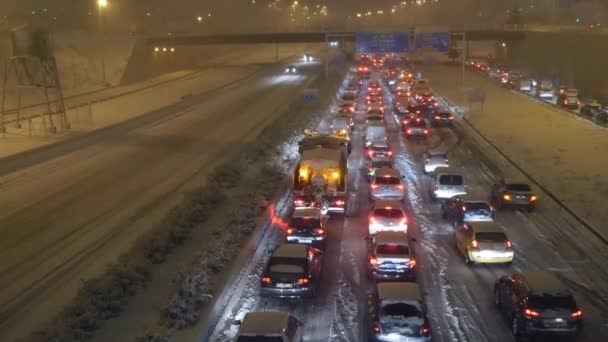 Пробка на шоссе А1 в Лас-Табласе, Мадрид, Испания во время сильной метели, вызванной ураганом Филомена — стоковое видео