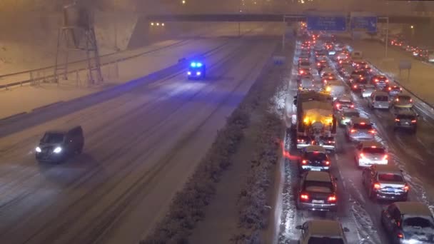 西班牙马德里Las Tablas的A1高速公路在风暴菲洛米娜造成的暴雪中出现交通阻塞 — 图库视频影像