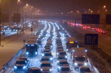 Madrid, İspanya - 8 Ocak 2021: Las Tablas, Madrid, İspanya 'da A1 karayolunda trafik sıkışıklığı. Elde taşınan zor çekim koşulları