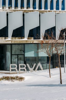 Madrid, İspanya - 10 Ocak 2021: Madrid, İspanya 'daki Las Tablas bölgesindeki BBVA banka genel merkez binası cephesi