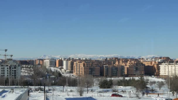 2021年1月11日 西班牙马德里 在西班牙马德里拉斯塔布拉斯居民区行走的行人 背景为雪山 — 图库视频影像