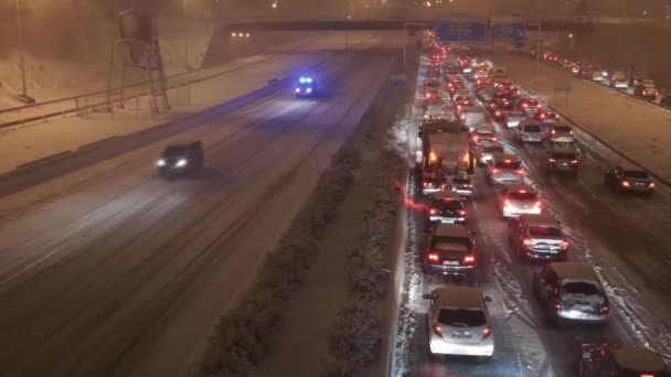 スペイン マドリード 2021年1月8日 ストーム フィロメナによる激しい吹雪の中 スペイン マドリッドのラス タバスのA1高速道路で渋滞 手ブレ撮影条件 — ストック動画