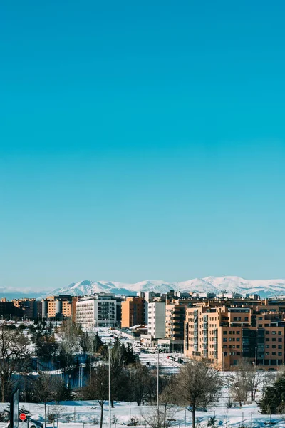 Quartiere Residenziale Las Tablas Madrid Spagna Con Catena Montuosa Innevata — Foto Stock