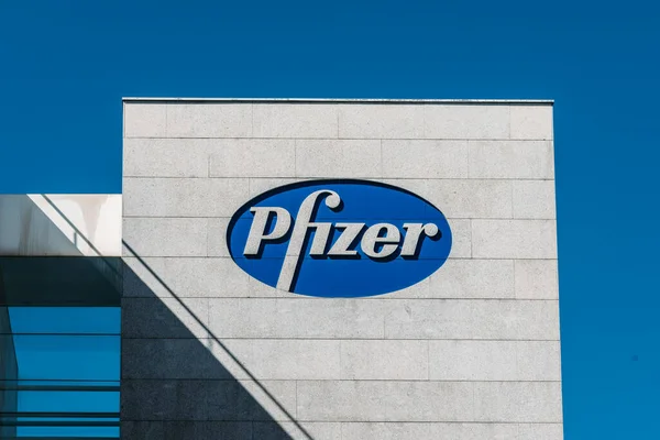 Pfizer logo op Pfizer gebouw. Pfizer is een Amerikaans farmaceutisch bedrijf. — Stockfoto