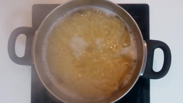 Pasta de espagueti hervida en una sartén con agua caliente — Vídeo de stock