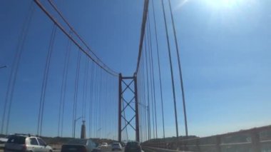 Lizbon Portekiz 'deki Ponte 25 de Abril köprüsünden geçiyorum.