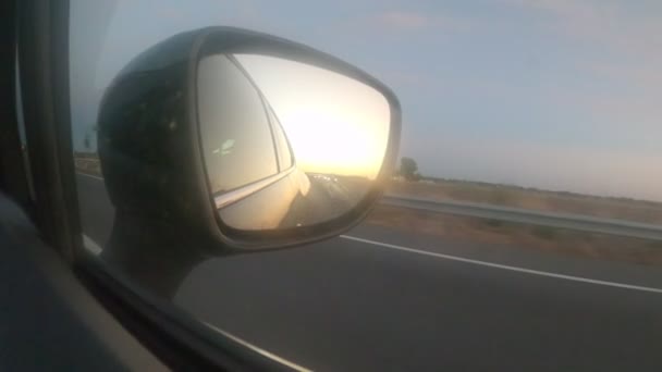 Відбиття в дзеркалі бокового вигляду, дзеркало на великі відстані автомобіля — стокове відео