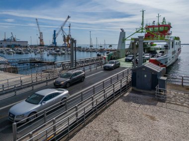 Setubal, Portekiz - 18 Ekim 2025: Yolcular ve araçlar Setubal 'deki Atlantik Feribot Kapısı' ndan iniyor