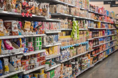 Orlando, Florida - 8 Kasım 2025: Orlando Florida 'da bulunan bir süpermarkette çeşitli gıda ürünleri stoklanan raflar