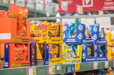 Orlando, Florida - 8 Kasım 2025: Orlando, Florida 'daki bir süpermarkette çeşitli markalar ve ambalajlar sergilenen renkli hediyelerle dolu şeker reyonu