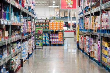 Orlando, Florida - 8 Kasım 2025: Orlando, Florida 'da ürünlerle dolu süpermarket koridoru,