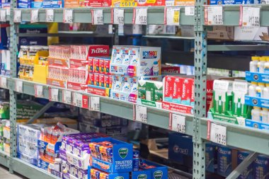 Orlando, Florida - 8 Kasım 2025: Orlando, Florida 'da bir süpermarket koridorunda sağlık ürünleri alışverişi