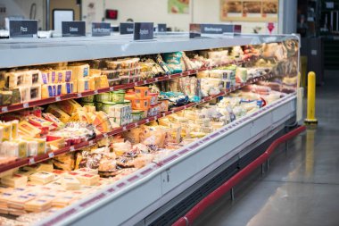 Orlando, Florida - 8 Kasım 2025: Orlando, Florida 'da bir süpermarkette çeşitli peynirlerle dolu soğuk hava kutusu