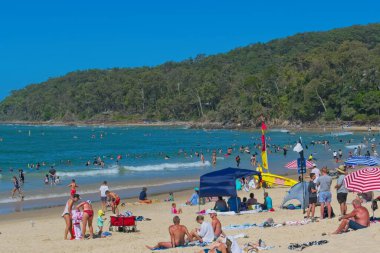 Noosa, Queensland, Avustralya - 27 Aralık 2020: Noosa 'da Noel okulu tatilinde insanlar sahilde eğleniyor.