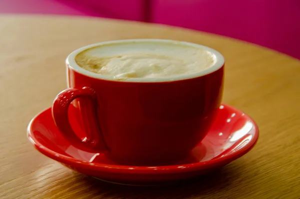 Cappuccino Red Cup Lifting Table — Stock Photo, Image