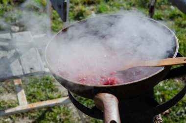 Domates soslu pancar kökü, bahçede çorba. Zor zamanlarda dışarıda yemek pişirmek. Gaz ve elektrik olmadan. Roket sobası.