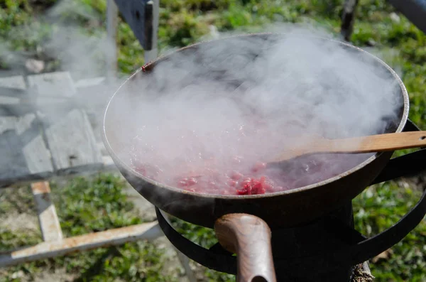 Domates soslu pancar kökü, bahçede çorba. Zor zamanlarda dışarıda yemek pişirmek. Gaz ve elektrik olmadan. Roket sobası.