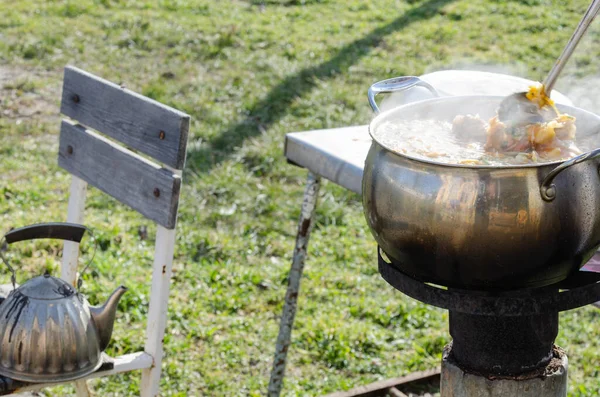 Pancar çorbası, bahçede çorba. Zor zamanlarda dışarıda yemek pişirmek. Gaz ve elektrik olmadan. Roket sobası.