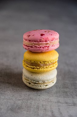 Fransız badem kurabiyeleri bir tabağın üzerinde piramide istiflenmiş..