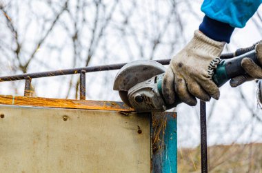 Elektriği kesilmiş bir garajda öğütücüyle çalışmak. Kapı Tamiri.