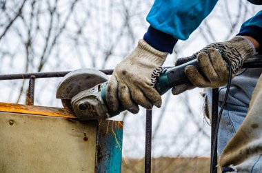 Elektriği kesilmiş bir garajda öğütücüyle çalışmak. Kapı Tamiri.