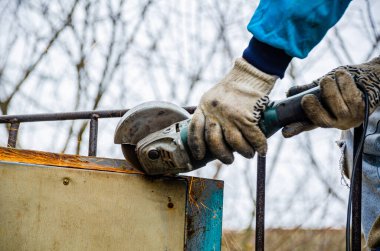 Elektriği kesilmiş bir garajda öğütücüyle çalışmak. Kapı Tamiri.