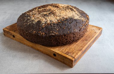 Kesme tahtasındaki kırsal siyah ekmek.