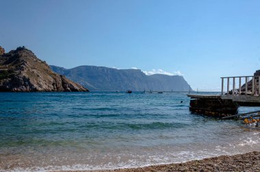 Deniz manzarası, tekne, gemi, tekne, dağlar tatil ve seyahat.