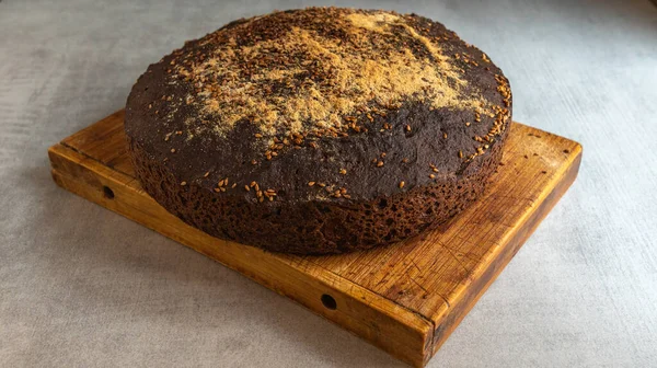 Ρουστίκ Μαύρο Ψωμί Ένα Ξύλο Κοπής — Φωτογραφία Αρχείου