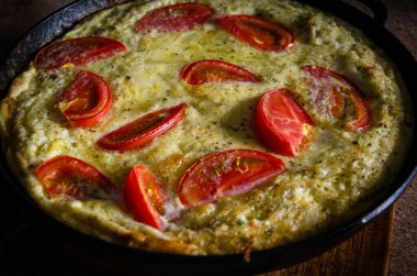 Dökme demir tavada patates ve domatesli Rustik omlet..