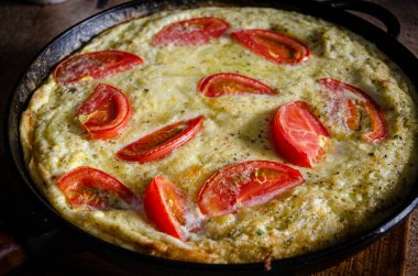 Dökme demir tavada patates ve domatesli Rustik omlet..