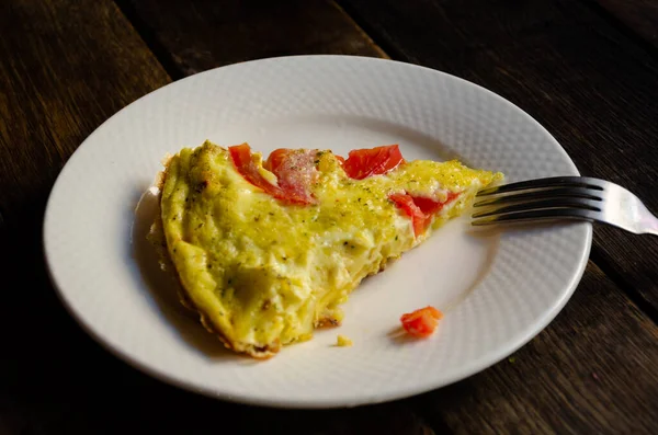 Eine Portion Rustikales Omelett Auf Einem Weißen Teller Brot Serviette — Stockfoto