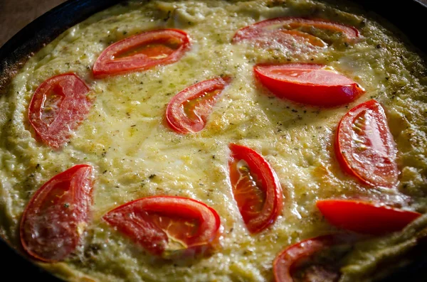 Dökme demir tavada patates ve domatesli Rustik omlet..