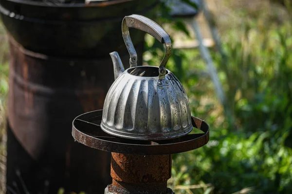 Açık hava roket fırınında paslanmaz çelik çaydanlık. Zor zamanlarda nasıl hayatta kalınır?.
